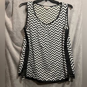 3/$20 EUC Roz & Ali 1X White with Black horizontal zig zag Tank w/ side stripe